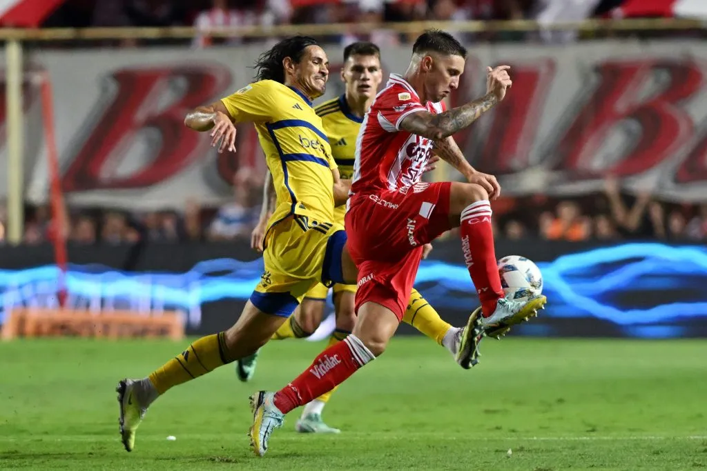 Franco Pardo lucha con Edinson Cavani. El ex Unión Santa Fe jugará en Racing Club. (Luciano Bisbal/Getty Images).