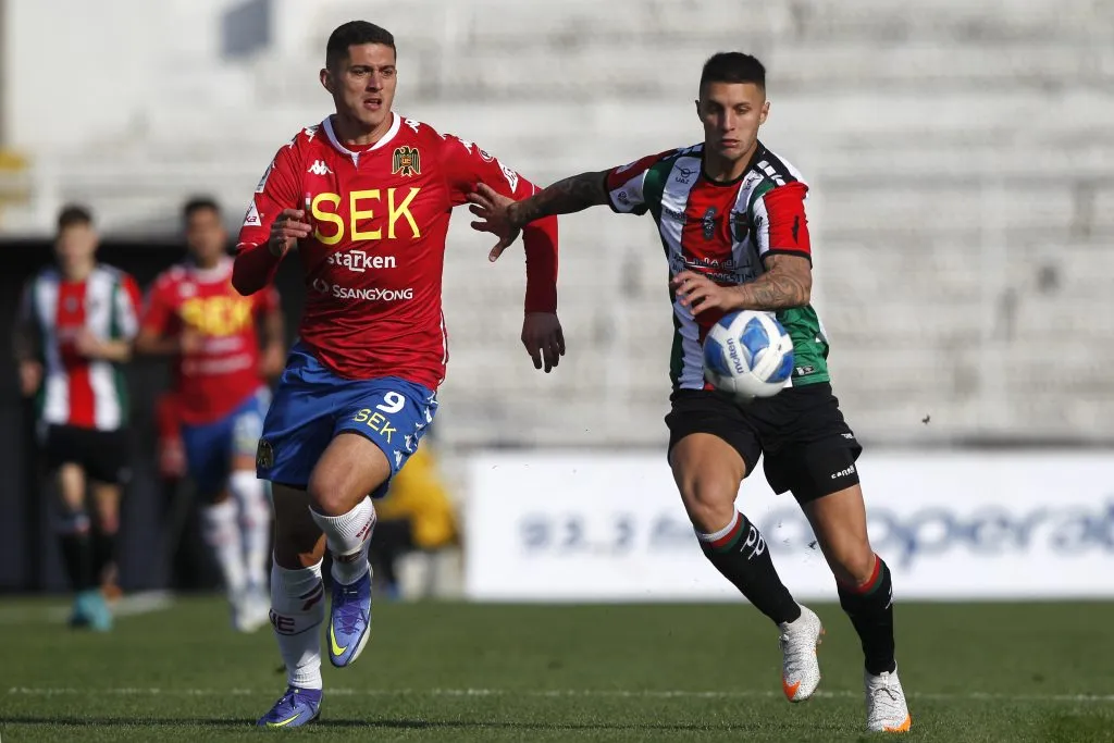 Franco Pardo disputa un balón con su compatriota Leandro Garate, quien hoy está en Grecia. (Felipe Zanca/Photosport).