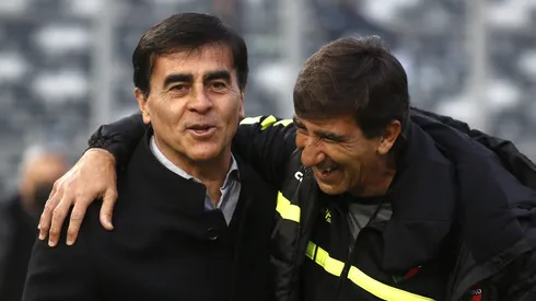 Gustavo Costas dirigió a Palestino durante 2022. En la imagen con Gustavo Quinteros en un duelo ante Colo Colo.
