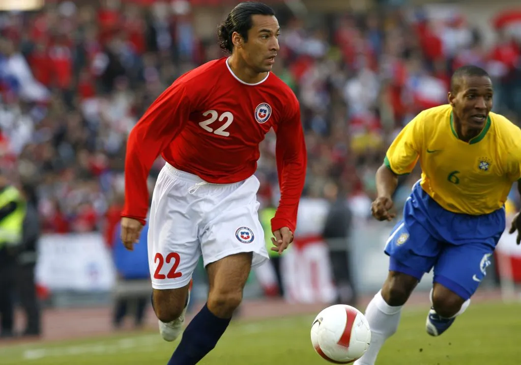 Luis Pedro Figueroa en acción en un amistoso entre la Roja y Brasil. (ANDRES PINA/PHOTOSPORT).