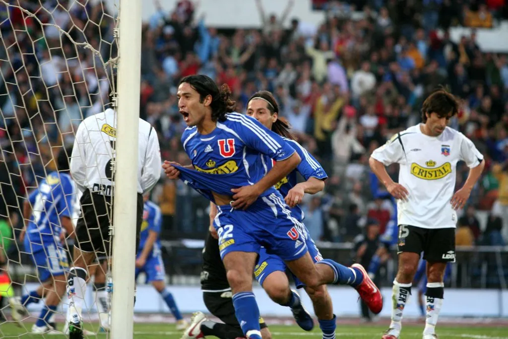 Luis Pedro Figueroa le anotó a Colo Colo en la final del Torneo Apertura 2006. Los albos ganaron por penales. (CLAUDIO DIAZ/PHOTOSPORT).