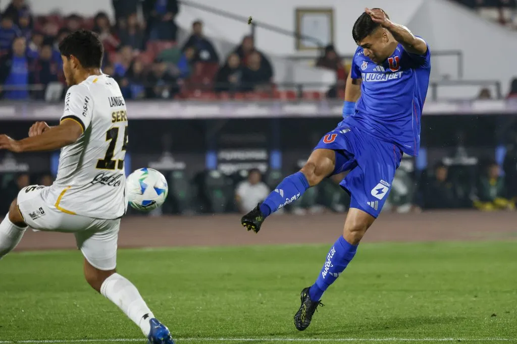 El golazo de Fabián Hormazábal ante Guaraní. (Andres Pina/Photosport).