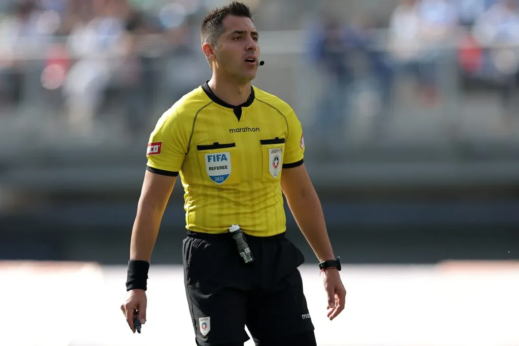 Cristián Garay viene de dirigir en el Mundial de Clubes en Estados Unidos. Pese a eso, la FIFA no lo consideró para el Mundial Sub 20 de nuestro país. | Foto: Photosport.