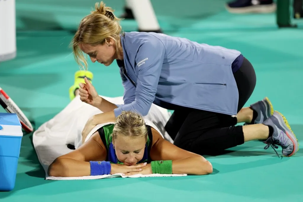 Anett Kontaveit recibe atención médica mientras juega contra el Abierto de Abu Dhabi 2023 (Getty Images).