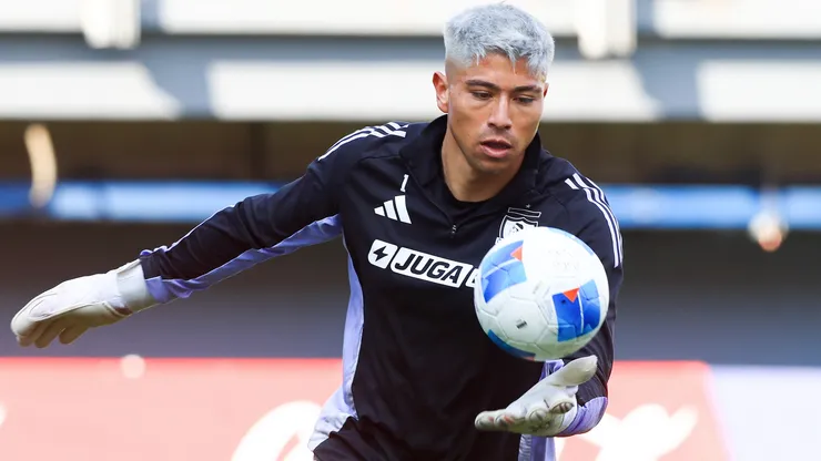 Almirón habló del arco de Colo Colo ante la salida de Cortés