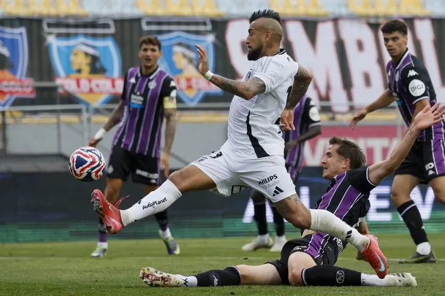 Arturo Vidal solo jugó un tiempo en la derrota por 2-0 de Colo Colo ante Real Valladolid. | Foto: Photosport.