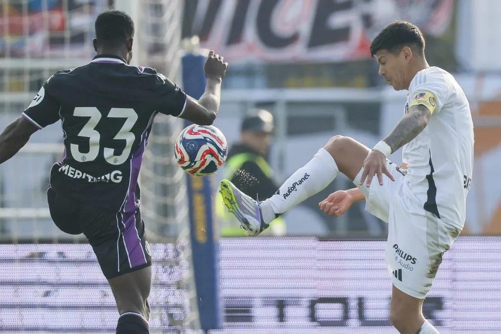 Esteban Pavez en acción ante el cuadro blanquivioleta, que lució su uniforme alternativo. (Andres Pina/Photosport).
