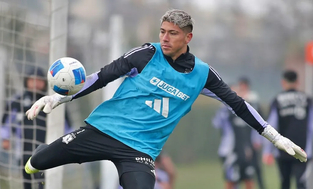 Brayan Cortés perdió la titularidad en el arco del Cacique tras su notoria baja de rendimiento en este 2025. | Foto: Colo Colo.