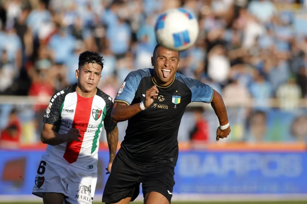 Leandro Benegas en acción por O’Higgins, donde sólo anotó un gol. (Jorge Loyola/Photosport).