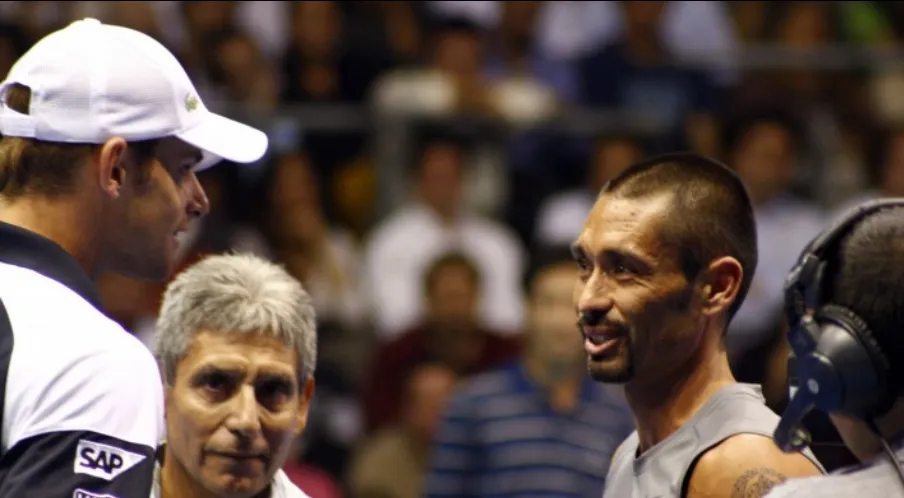Ríos junto a Roddick en una exhibición en Chile