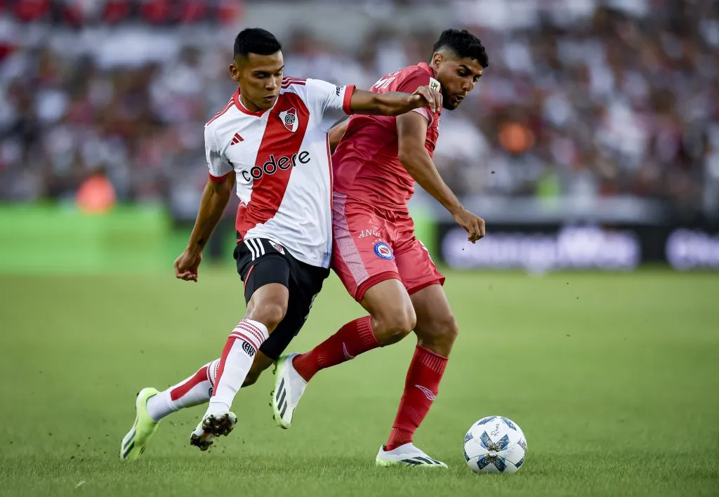 Maximiliano Romero ante River Plate con Argentinos Juniors. (Marcelo Endelli/Getty Images).