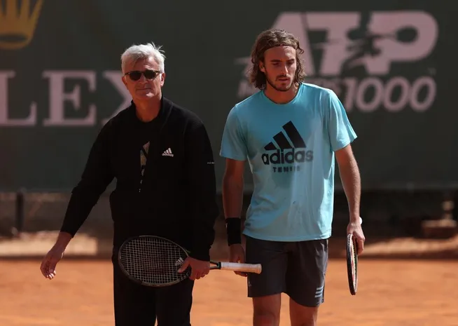 Stefanos Tsitsipas en una sesión de práctica con su padre y entrenador Apostolos Tsitsipas en 2022 (Getty Images).