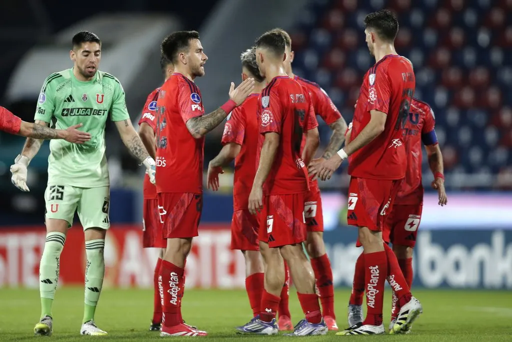 La U sigue sin romper la mufa de su indumentaria alternativa roja.