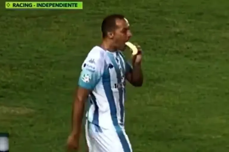 Díaz comiendo un plátano en el clásico ante Independiente