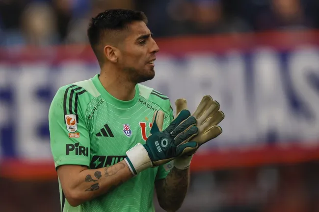 En este 2025 Castellón ha atajado en 24 partidos en Universidad de Chile, recibiendo 23 goles y entregando ocho porterías imbatidas. | Foto: Photosport.