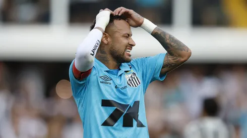Neymar no la pasa bien este 2025 con el Santos y suma dos episodios en menos de una hora.