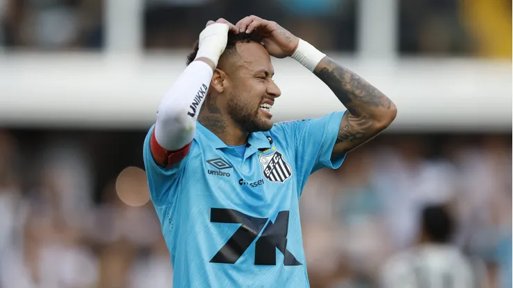 Neymar no la pasa bien este 2025 con el Santos y suma dos episodios en menos de una hora.