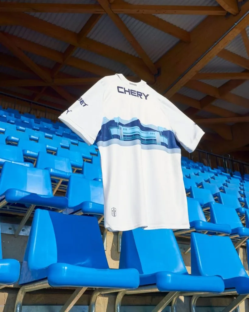 San Carlos de Apoquindo se toma el diseño de la franja en la parte trasera de esta nueva camiseta de Universidad Católica. | Foto: Cruzados.