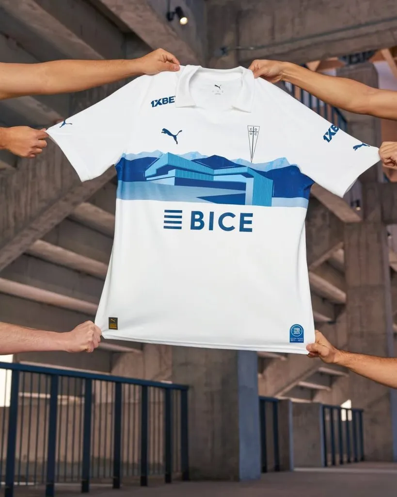 El Claro Arena se toma el diseño de la franja en la parte frontal de esta nueva camiseta de Universidad Católica. | Foto: Cruzados.