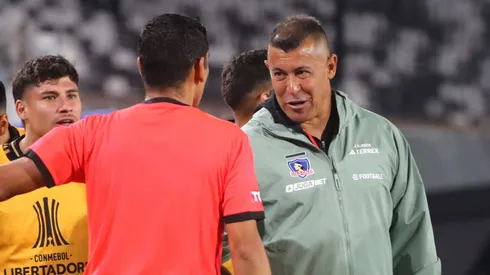 Jorge Almirón otra vez cuestiona el arbitraje chileno.