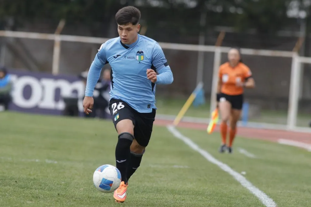 Rodrigo Godoy en el césped del estadio Jorge Silva Valenzuela. (Jorge Loyola/Photosport).