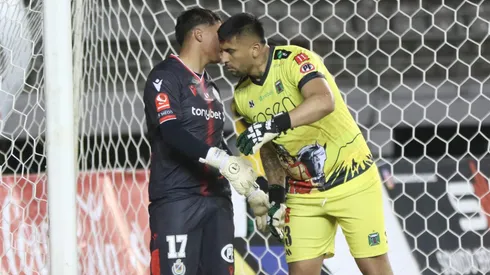 Yerko Urra saluda a Zacarías López cuando el meta de Huachipato militaba en Deportes La Serena.