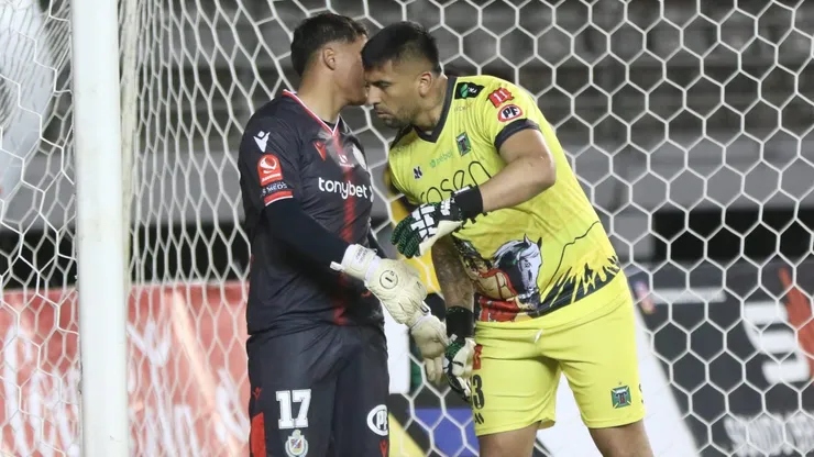 Yerko Urra saluda a Zacarías López cuando el meta de Huachipato militaba en Deportes La Serena.