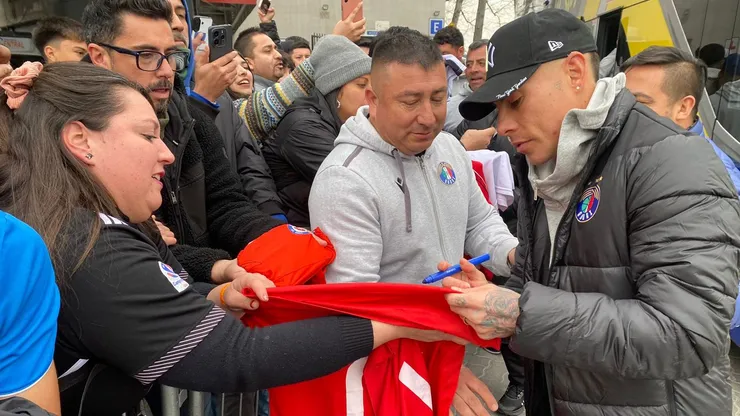 Eduardo Vargas compartió con los hinchas de Audax.