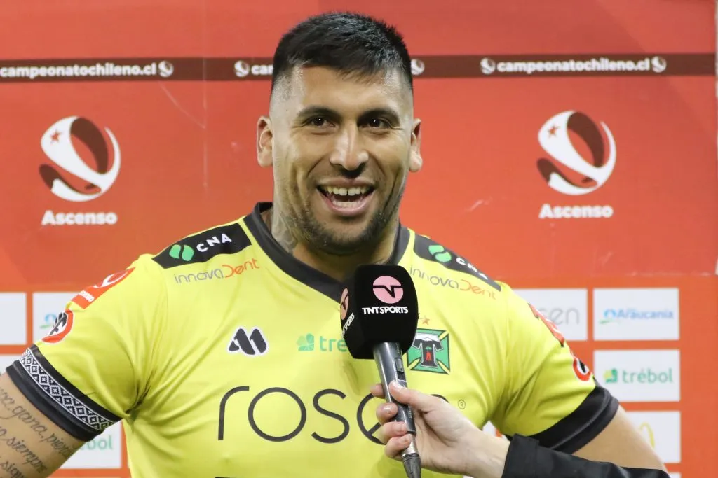 Yerko Urra no le dejó una buena imagen a Danilo Díaz. (Ricardo Ulloa/Photosport).