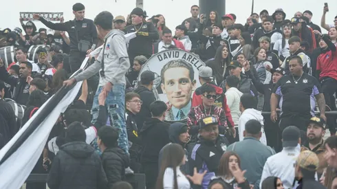 Colo Colo aprovechó el minuto 35 del partido ante Valladolid para homenajear a David Arellano.
