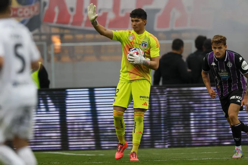 Eduardo Villanueva en acción por los albos en el estadio Sausalito. Fue su primer partido en el plantel estelar de Colo Colo. (Andres Pina/Photosport).