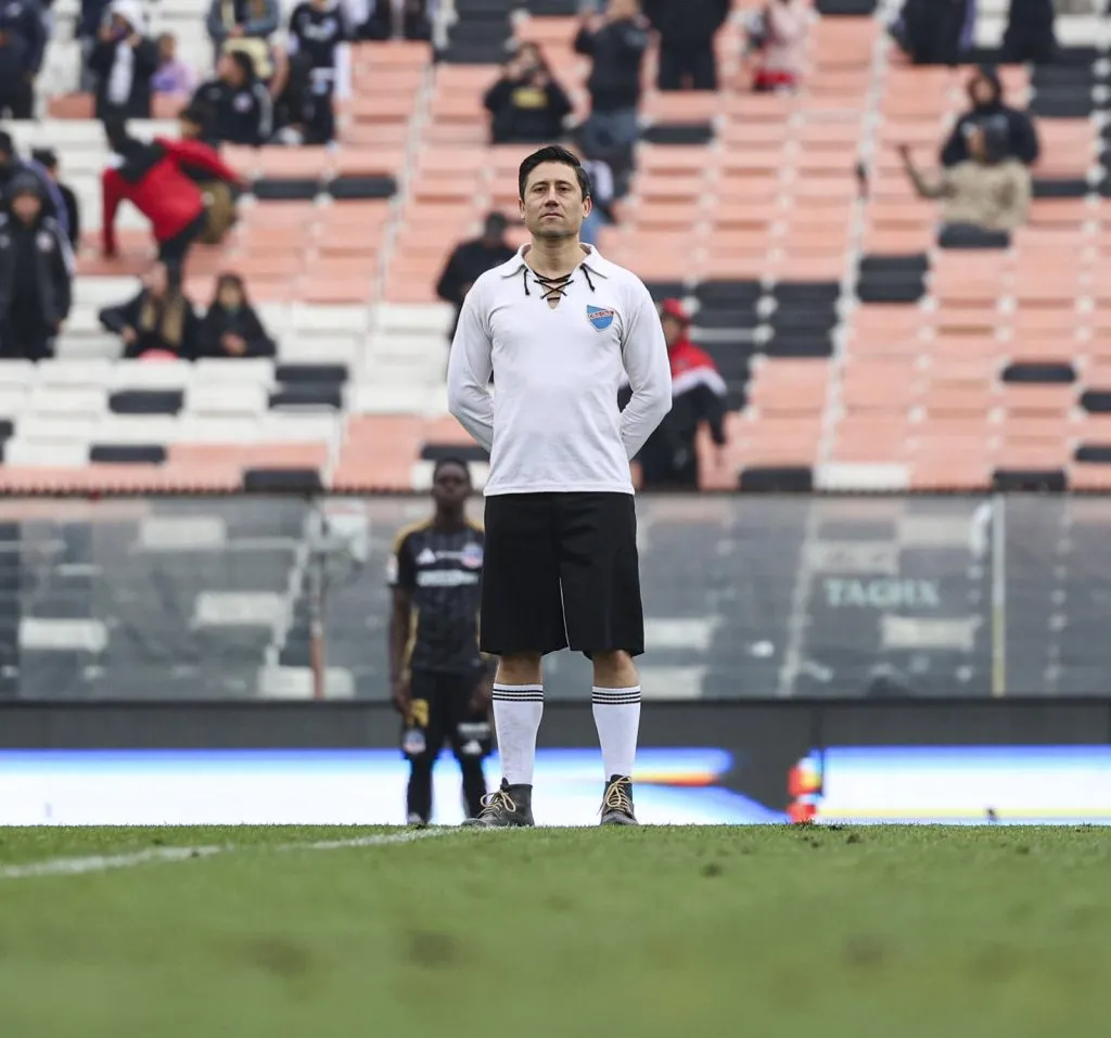 Tomás David Arellano, bisnieto de David Arellano, sobre el terreno de juego David Arellano, del estadio Monumental de Colo Colo.