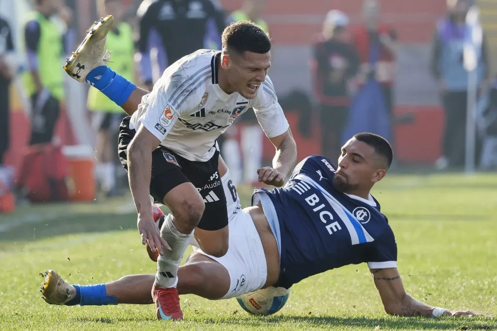 Lucas Cepeda en acción frente a Branco Ampuero: la UC venció 2-0 a Colo Colo en Santa Laura. (Andres Pina/Photosport).