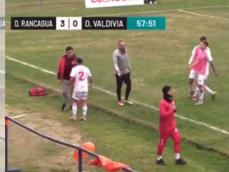 ¡Insólito! Lo expulsan y se va a los golpes contra su propio DT