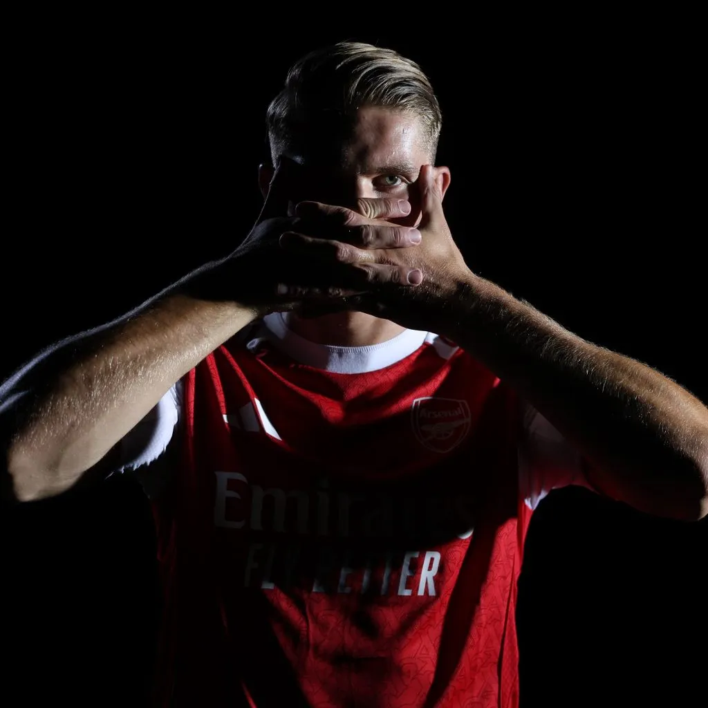 Viktor Gyökeres ya viste la camiseta del Arsenal después de su polémica salida del Sporting de Lisboa. Foto: Arsenal.
