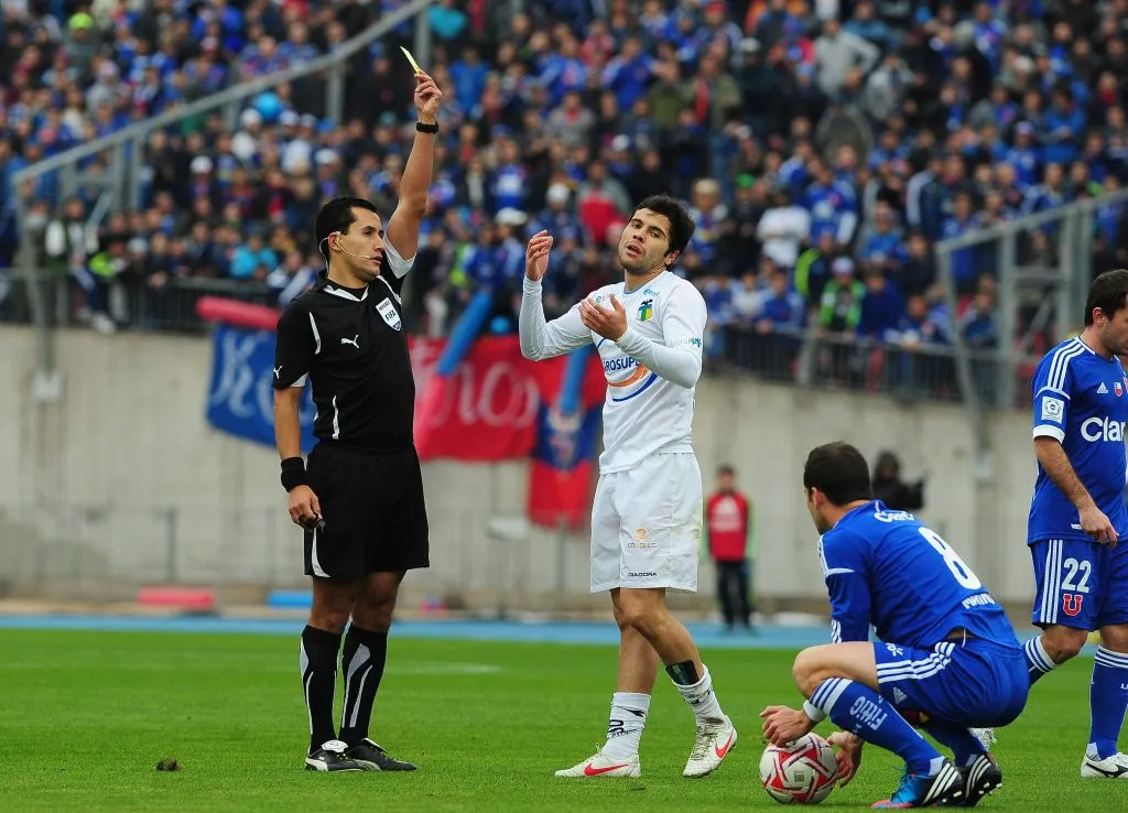 Enrique Osses, que marcó su carrera por una ayuda a la U, ahora se lanzó contra Jorge Almirón por los dichos contra el arbitraje en el Superclásico. Foto: Photosport.