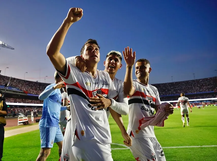 Gonzalo Tapia celebra su primer gol en Brasil (Rubens Chiri/São Paulo FC)