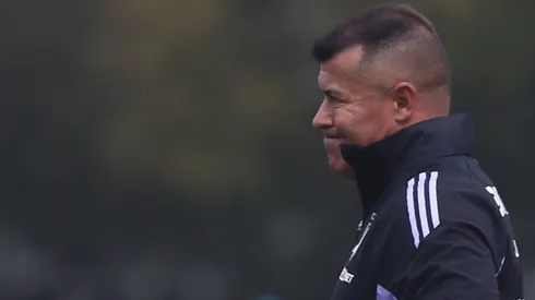 Jorge Almirón en medio de las críticas.