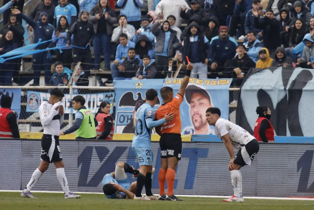 Salomón Rodríguez tuvo un pésimo rendimiento en la visita de Colo Colo a San Fernando, siendo expulsado por una torpe doble amarilla. | Foto: Photosport.