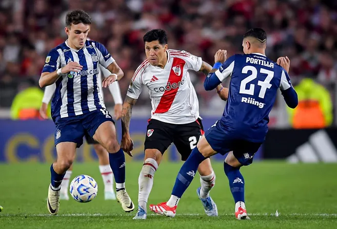 Juan Camilo Portilla en acción frente a River Plate. (Marcelo Endelli/Getty Images).