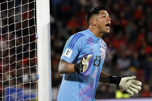 Brayan Cortés en acción por la selección chilena. (Andrés Piña/Photosport).
