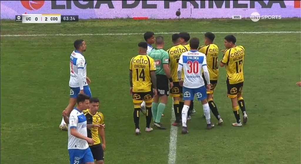 Diego Valencia llegó a protestarle a Zavala. (Captura TNT Sports).