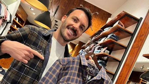 Sebastián Rodríguez muestra la marca de ropa uruguaya.