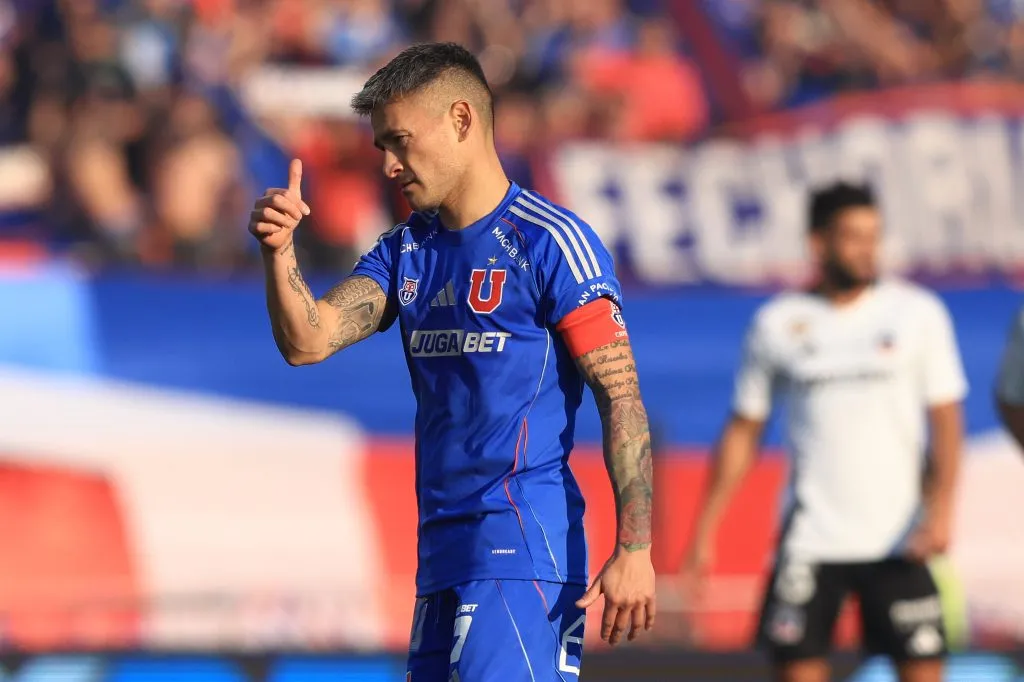 Charles Aránguiz arrastra dolencias desde el Superclásico, pero ahora se dobló un tobillo. Foto: Felipe Zanca/Photosport