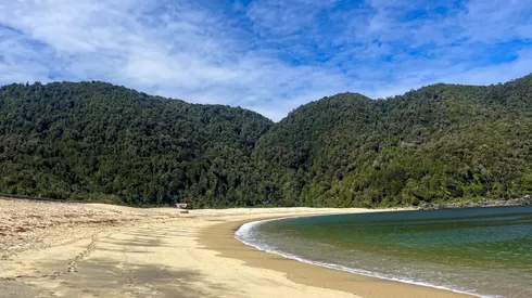 El surfista chileno que eligió las mejores 100 playas del planeta