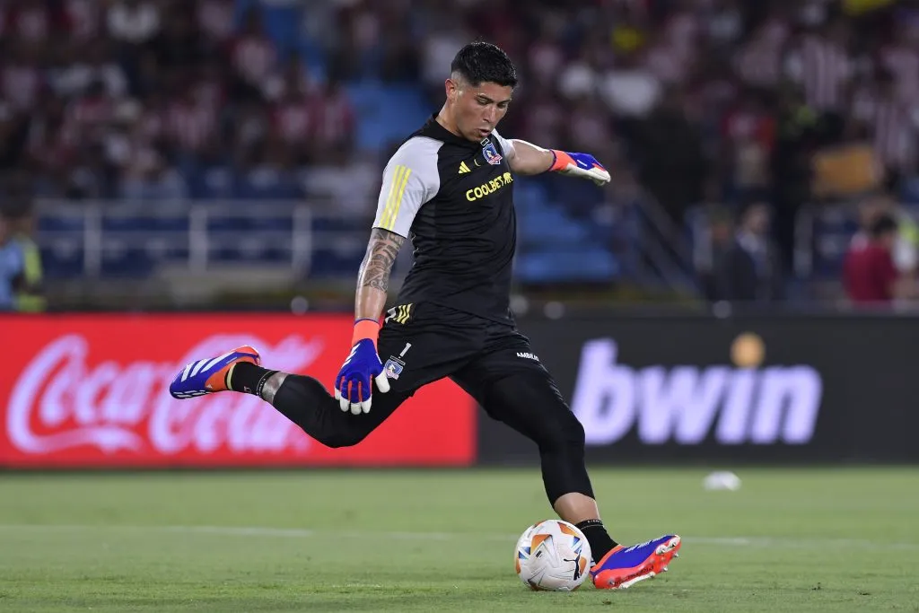 Brayan Cortés tiene una chance concreta de irse de Colo Colo. (Gabriel Aponte/Getty Images).