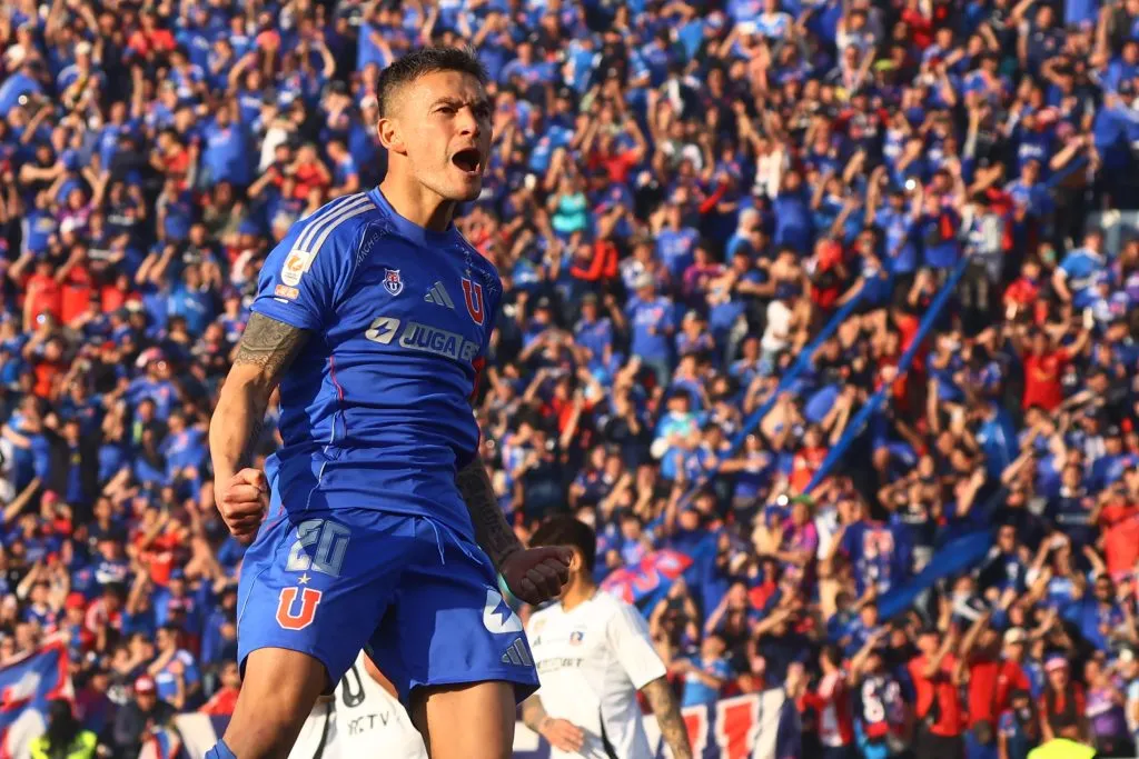 Futbol, Universidad de Chile vs Colo Colo
Fecha 7, Liga de Primera 2025
El jugador de Universidad de Chile Charles Aranguiz, centro, celebra su gol durante un partido de primera division contra Colo Colo disputado en el estadio Nacional en Santiago, Chile.
12/07/2025
Jonnathan Oyarzun/Photosport

Football, Universidad de Chile vs Colo Colo
7th turn, First Division League 2025
Universidad de Chile player Charles Aranguiz, center, celebrates his goal during a first division match against Colo Colo at the Nacional stadium in Santiago, Chile.
12/07/2025
Jonnathan Oyarzun/Photosport