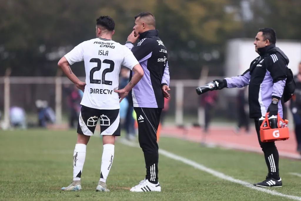 Jorge Almirón dialoga con Mauricio Isla en San Fernando. (Carola Tabilo /Photosport)