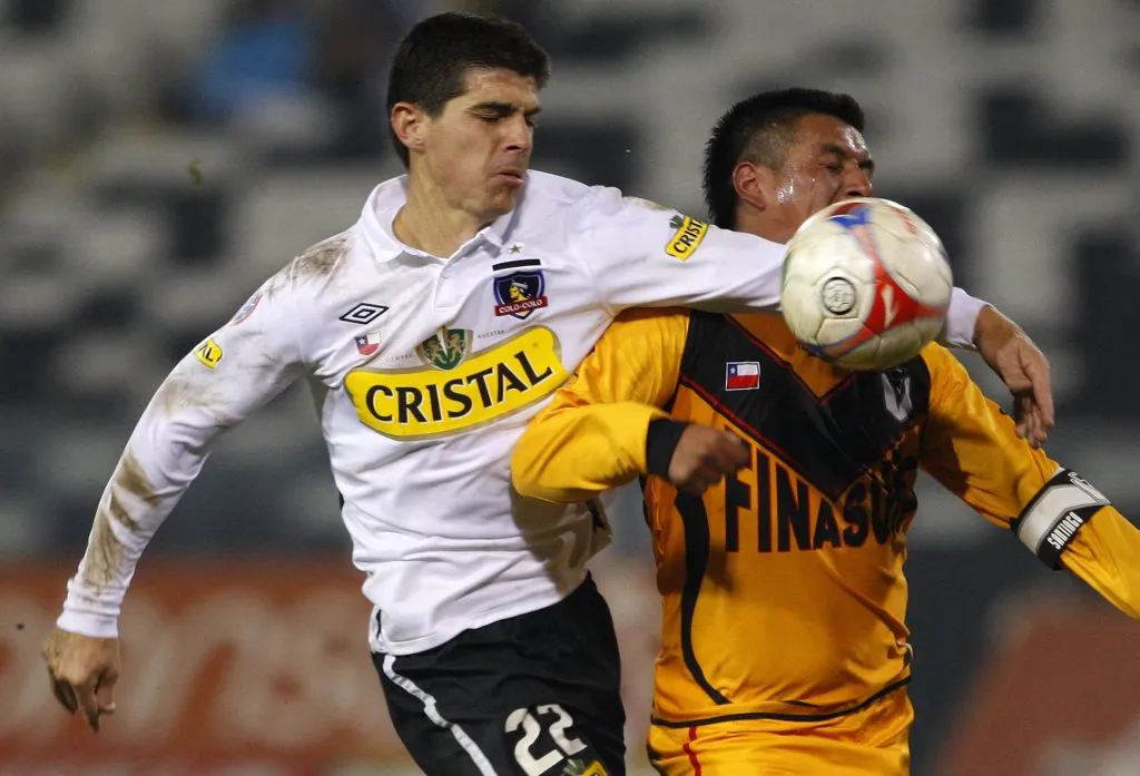 Claudio Graf en acción por Colo Colo, donde anotó apenas dos goles. Dirigirá a Fidel Tourn en Lanús. (ANDRES PINA/PHOTOSPORT).