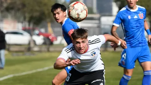 El atacante argentino Fidel Tourn en acción con Colo Colo ante Universidad de Chile.